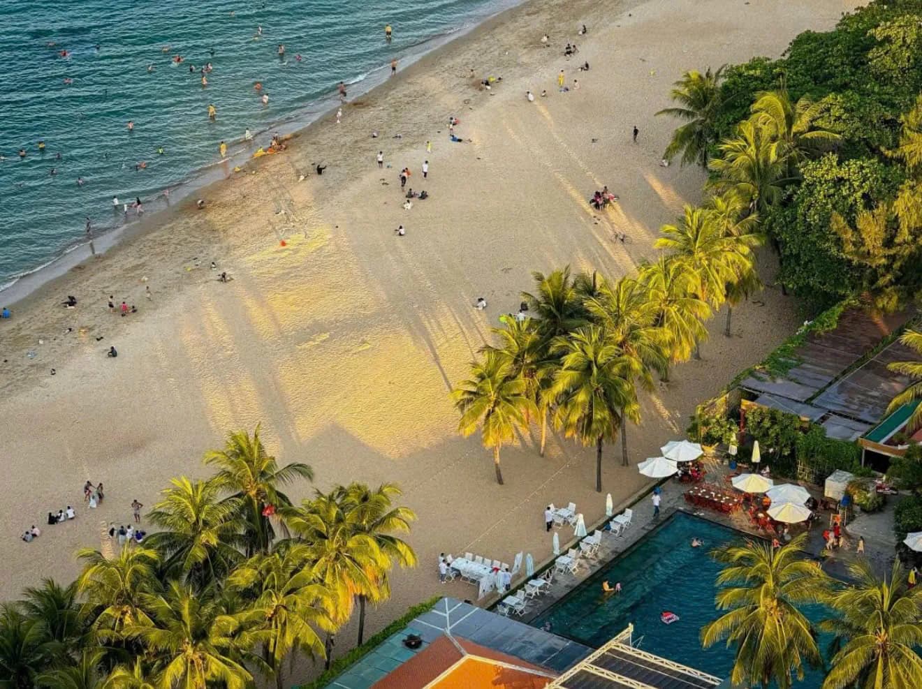 Bờ biển Nha Trang nhìn từ trên cao