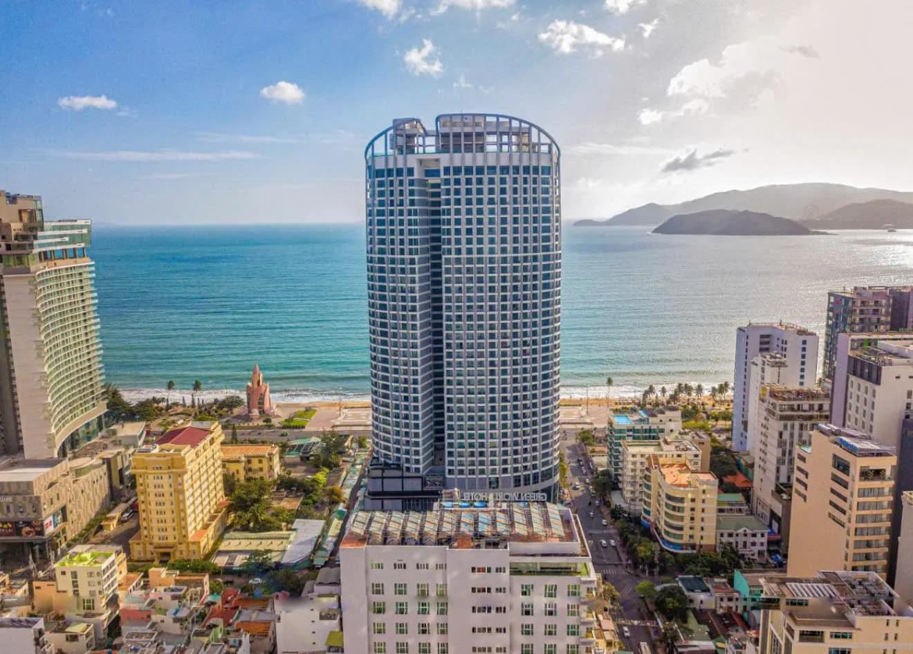 Toàn cảnh khách sạn gần biển Nha Trang