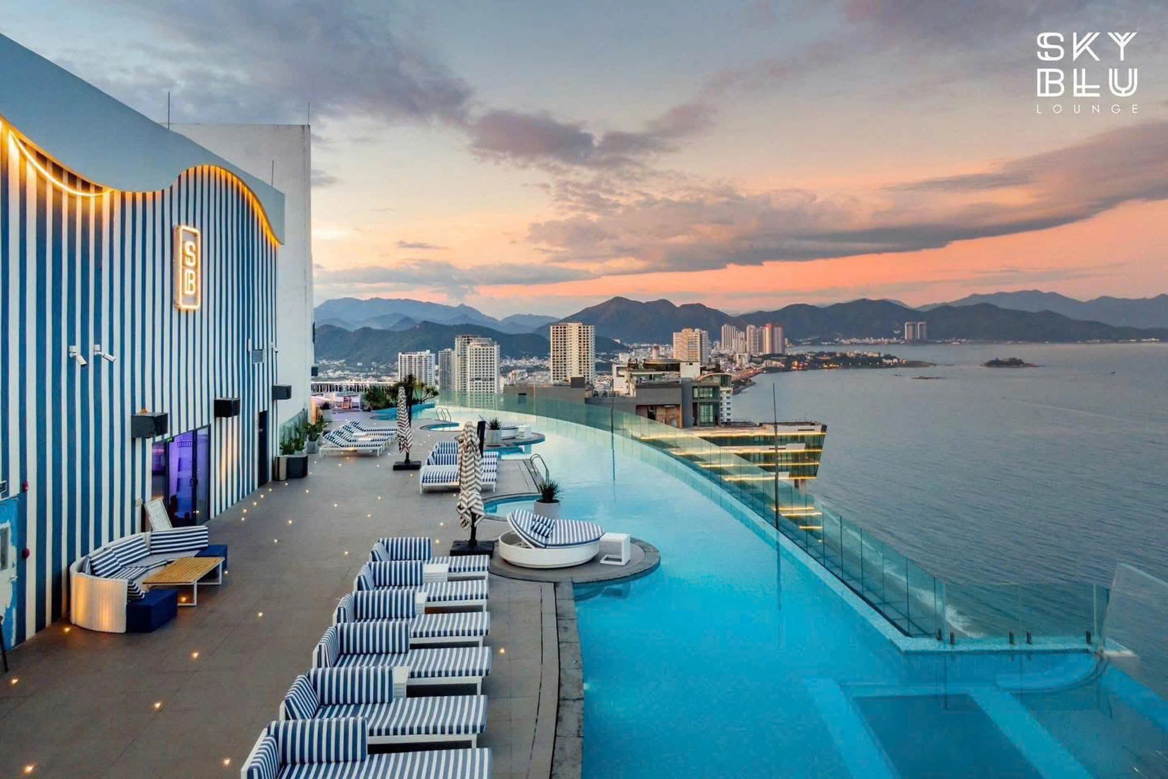 Hồ bơi tầng cao hướng biển tại Wins Panorama Nha Trang